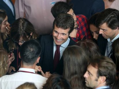 Pablo Casado, este martes, en el Senado, en una charla informal con periodistas.