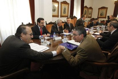 Carlos Fabra con otros miembros del consejo de administración de Aerocas antes de iniciar la reunión.