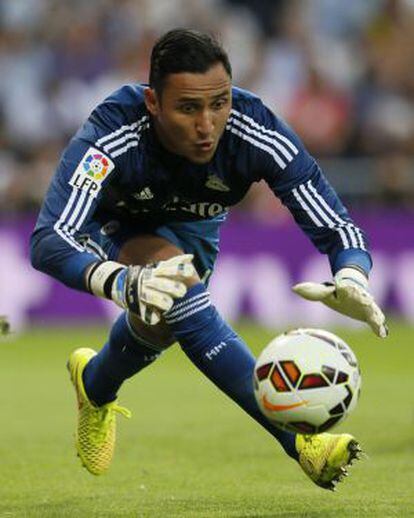 Keylor Navas intenta atrapar el balón