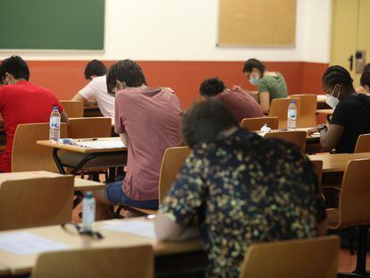 Estudiantes de la rama de Ciencias se examinan de las pruebas de la EvAU en la Universidad Rey Juan Carlos, en Móstoles.