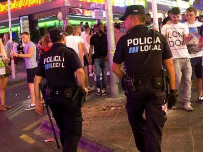 Polic&iacute;as municipales patrullan en la zona de Punta Ballena, en Magaluf. 