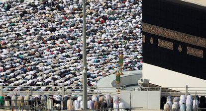 Una multitud de musulmanes reza frente a la Kaaba, en la Gran Mezquita de La Meca, en Arabia Saudí.