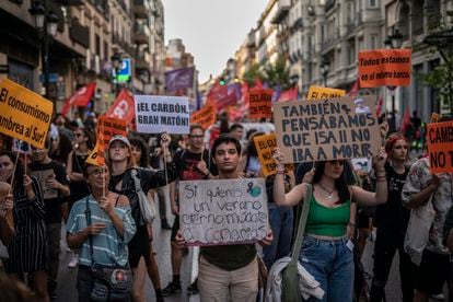Jóvenes portan carteles en la manifestación de Madrid contra el cambio climático.
