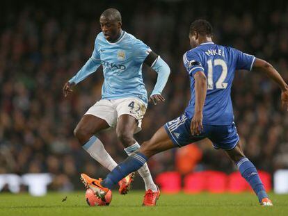 Touré y Mikel en el City-Chelsea.