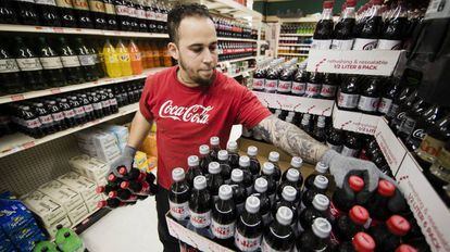 Un distribuidor de Coca-Cola en un supermercado