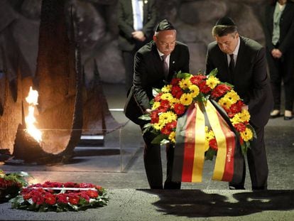 El ministro de Exteriores alem&aacute;n, Sigmar Gabriel (derecha), y el embajador alem&aacute;n en Israel, Clemens von Goetze, en el Museo del Holocausto en Jerusal&eacute;n.