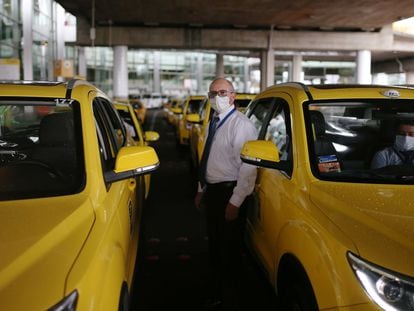 Un taxista en el aeropuerto de Bogotá, en agosto de 2020.