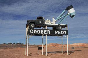 Cartel del pueblo de Coober Pedy, en Australia.