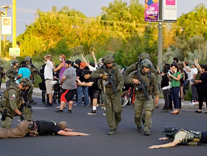 La policía detiene a miembros de la supuesta milicia tras los disparos en la manifestación de Albuquerque, el domingo.