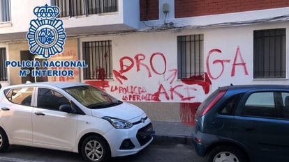 Pintadas en la pared que apuntan a la vivienda en la que supuestamente se vendía droga, en Cádiz.