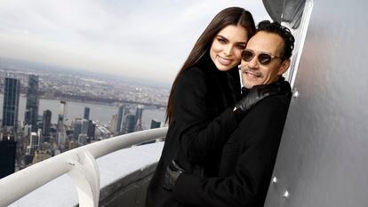 Nadia Ferreira y Marc Anthony en el Empire State Building de Nueva York, el 5 de diciembre de 2022.