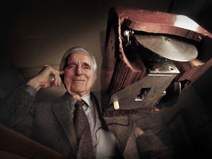 Doug Engelbart, con su prototipo de rat&oacute;n inform&aacute;tico en 2004.