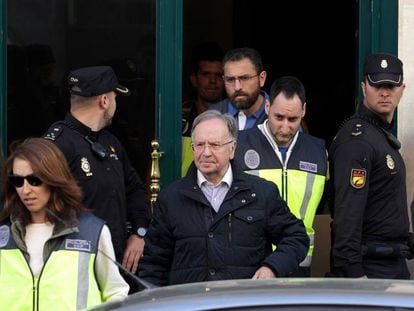El presidente de Manos Limpias, Miguel Bernad, detenido tras el registro de su sede. 
