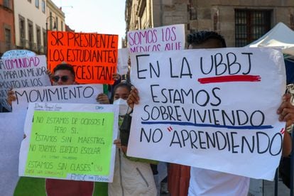 Medical students from the Tlalpan campus of the Benito Juárez Universities protest in front of the National Palace on November 7. 