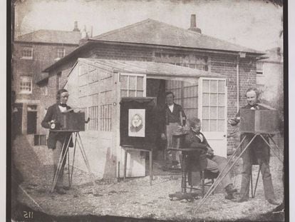 William Henry Fox Talbot y Nicolaas Henneman en el Reading Establishment, la primera empresa editorial fotográfica, 1846