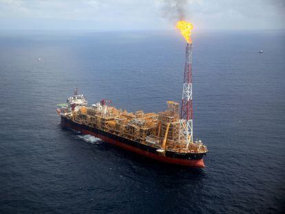 Plataforma petrolera en Kaombo Norte, Angola, fotografiada desde un helicóptero, en noviembre de 2018.