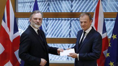Tim Barrow entrega la carta de activación de brexit a Donald Tusk en Bruselas