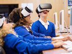 Unos alumnos experimentan en el aula con gafas de realidad virtual.