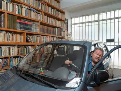 El escritor Paco Ignacio Taibo II, en el coche de su esposa, en el garaje de su casa, en Ciudad de México, el pasado 16 de agosto.