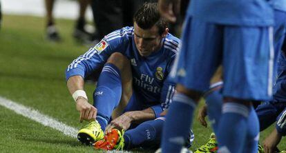 Bale se cambia de botas durante el segundo gol del Sevilla. 