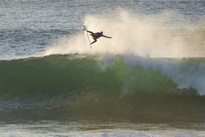 El surfista brasileño Filipe Toledo compite durante el campeonato abierto de surf de Corona en Jeffreys Bay (Sudáfrica).