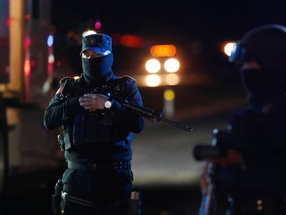 Policiías estatales en el sitio donde fueron abatidos 10 presuntos delincuentes, en la autopista Monterrey - Nuevo Laredo, este lunes.