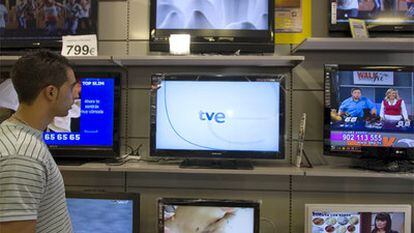 Varios monitores de televisión mostrando anuncios.
