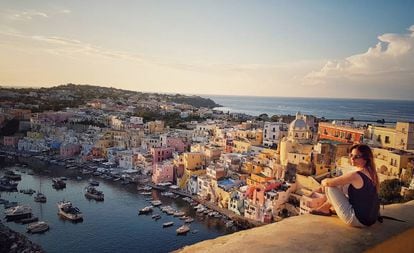 Marina Corricella, en la isla italiana de Procida, desde el mirador de los Cañones de Terra Murata.