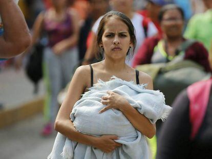 Una mujer con su bebé, en la frontera entre Venezuela y Colombia. 