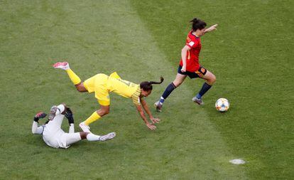 Lucía García supera a dos jugadoras sudafricanas para anotar el tercer gol.