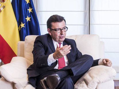 Entrevista con Román Escolano, ministro de Economia, en la antesala de su despacho en la sede del ministerio.