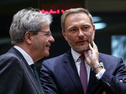 A la izquierda, el comisario de Economía, Paolo Gentiloni, habla con el ministro de Finanzas alemán, Christian Lindner.