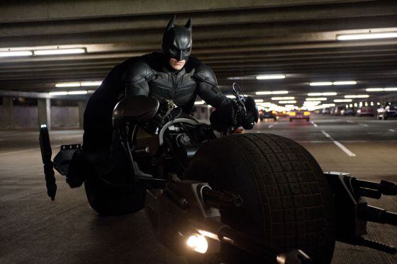 Christian Bale estrena moto en 'El caballero oscuro: la leyenda renace'.