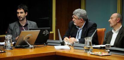 Historiadores del Instituto Valentín de Foronda presentan su estudio sobre la violencia en el Parlamento vasco.
