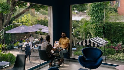 Comensales hace sobremesa en la tienda de lujo Maison 11 en Caracas, Venezuela.