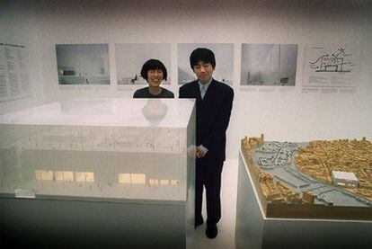Sejima (izquierda) y Nishizawa, ante el proyecto valenciano, en 2003.