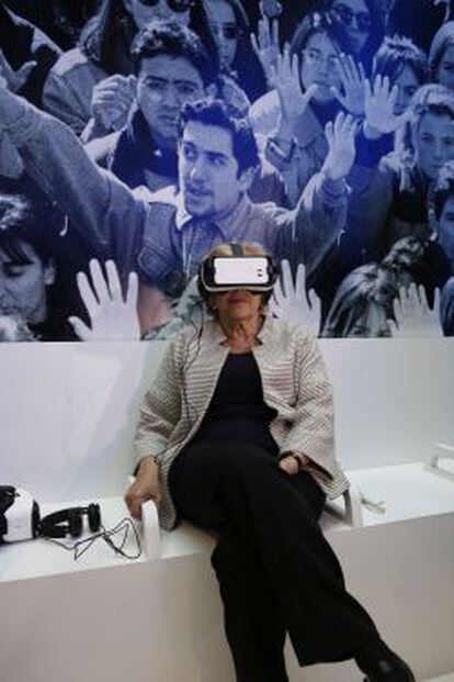 Manuela Carmena, alcaldesa de Madrid, con las gafas de realidad virtual.