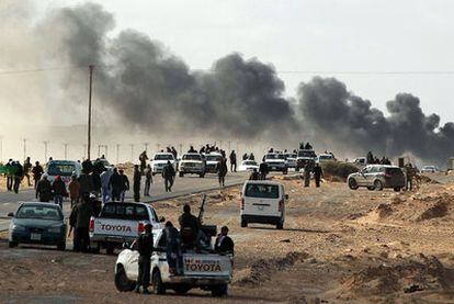 Las fuerzas rebeldes se retiran de una posición en el frente de Bin Yauad tras el bombardeo por parte de la aviación de Gadafi.