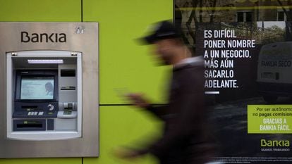 Un viandante pasa ante un cajero de Bankia en Madrid.