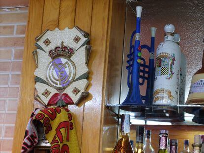 El escudo del Real Madrid y la trompeta de Ángel Martín, esa que el dueño del bar Los Ángeles toca cada vez que los merengues marcan un gol.