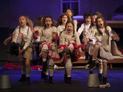 El Glee Club de Paracuellos durante un ensayo de la adaptación del musical 'Annie'.