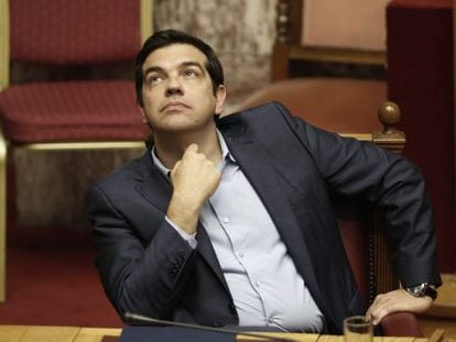 El primer ministro griego, Alexis Tsipras, en una sesi&oacute;n parlamentaria en Atenas.