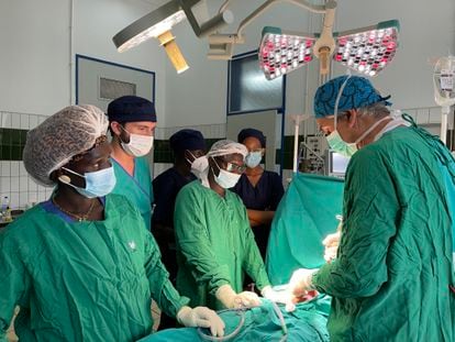 Médicos de Osakidetza y guineanos intervienen a un paciente en el Hospital Simão Mendes de Bisáu.