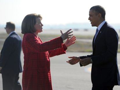 Obama es recibido a su llegada a California por la senadora dem&oacute;crata  Diane Feinstein, en el aeropuerto de San Francisco.