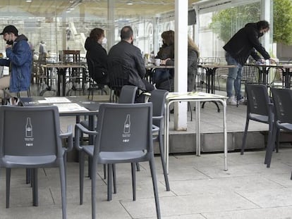 Varias personas en la terraza de un restaurante, en A Coruña, Galicia (España)