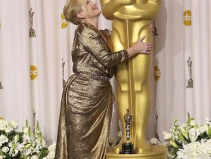 Meryl Streep posa con su Oscar por 'La mujer de hierro'.