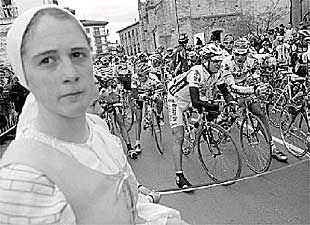 Salida de una etapa de la Vuelta al País Vasco en la edición del año pasado.