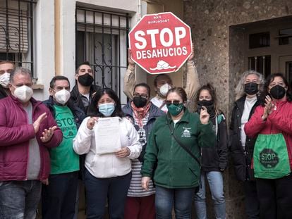 Activistas de la Plataforma Antidesahucios paralizan un desahucio en Valencia, el 22 de febrero.