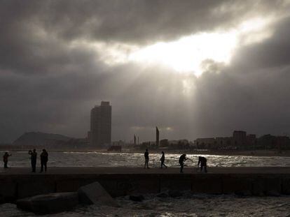 Rompeolas en Barcelona, antes de la llegada de la tormenta tropical Leslie. En vídeo, los destrozos del huracán Leslie en Portugal.