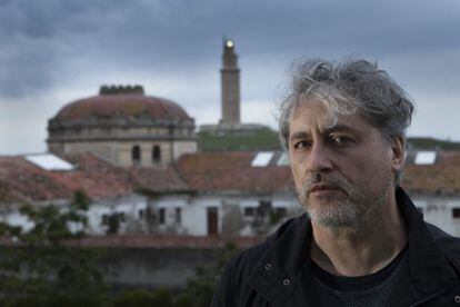 El escritor Manuel Rivas posa frente a la torre de Hércules en A Coruña.